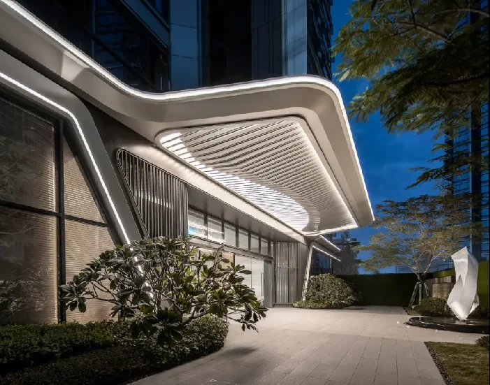 华樾中心｜垂直绿洲｜建筑先向城市给出方向｜塔楼体量、入口雨棚与夜间灯光形成识别。